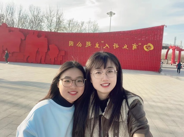 9商丘天悦项目组织女员工到芒砀山参观游玩.jpg 9商丘天悦项目组织女员工到芒砀山参观游玩.jpg